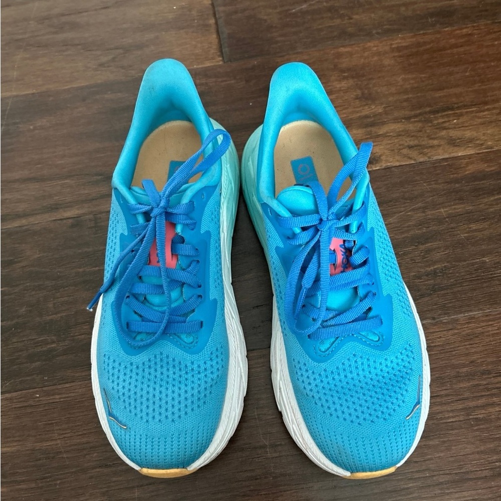 Blue arahi 7 hoka running shoes